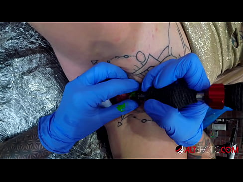 ❤️ Extremamente tatuada, a brasa Sully Savage fez uma tatuagem no seu clítoris ️ Porno real em pt.vegasservice.ru ❌️❤